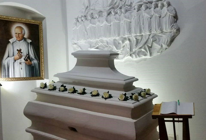 Grobowiec, Góra Kalwaria-Wieczernik. Ten sarkofag jest dziś wielkim relikwiarzem św. Ojca Stanisława. Fot. archiwum ZKM w Warszawie
